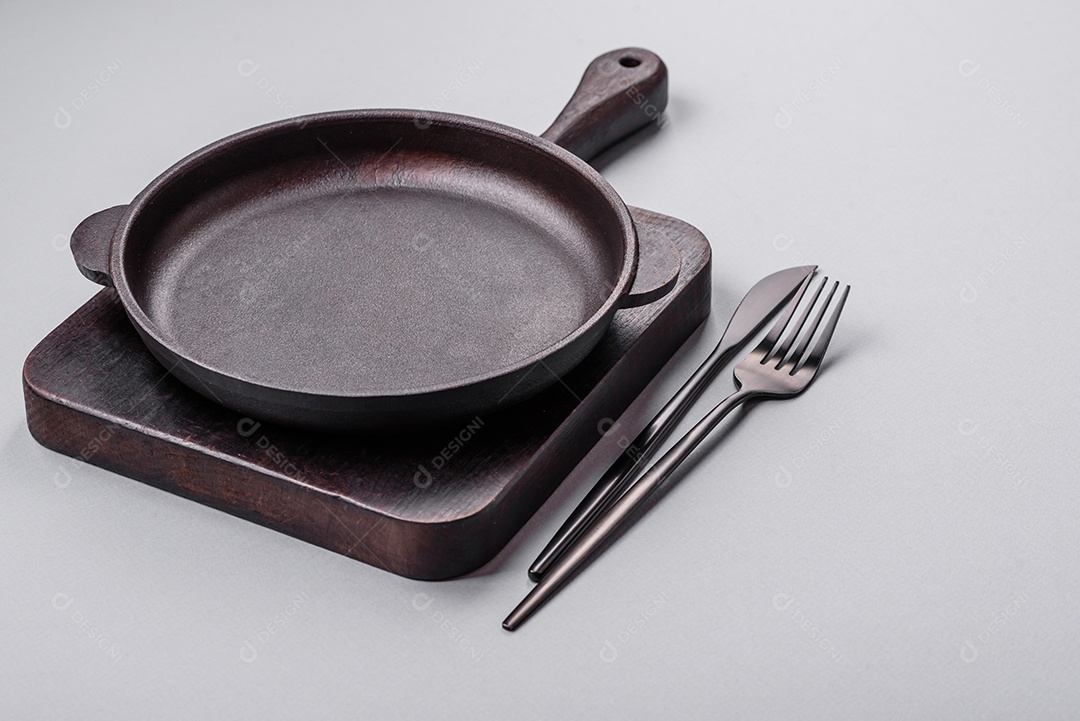 Um prato vazio sobre um fundo de concreto cinza. Cozinhar jantar em casa