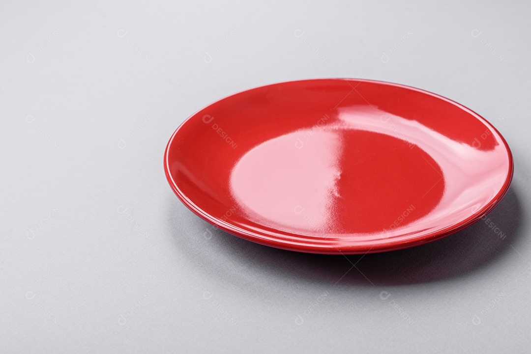 Um prato vazio sobre um fundo de concreto cinza. Cozinhar jantar em casa