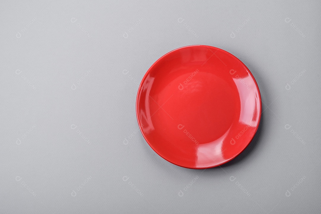 Um prato vazio sobre um fundo de concreto cinza. Cozinhar jantar em casa