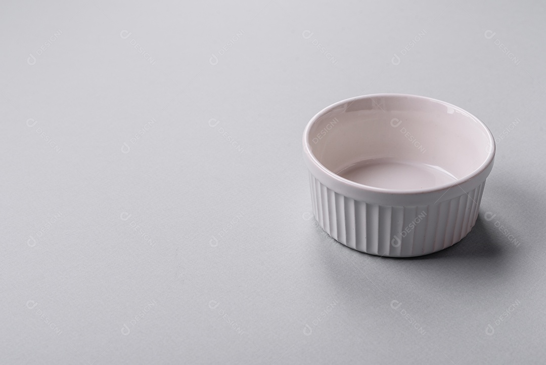 Um prato vazio sobre um fundo de concreto cinza. Cozinhar jantar em casa