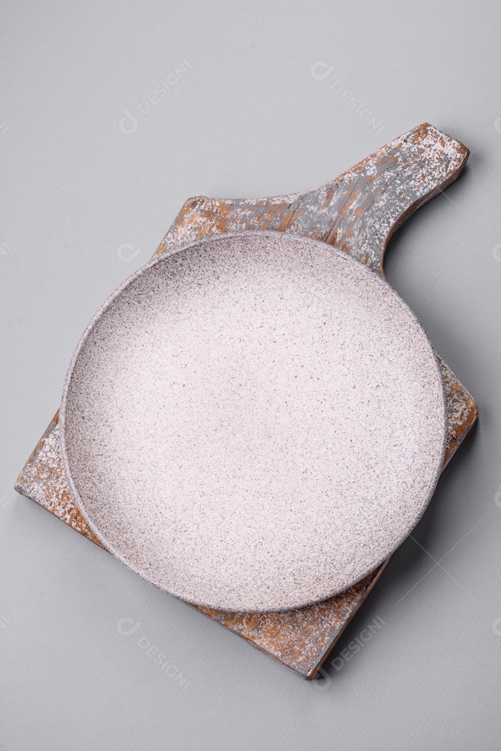 Um prato vazio sobre um fundo de concreto cinza. Cozinhar jantar em casa