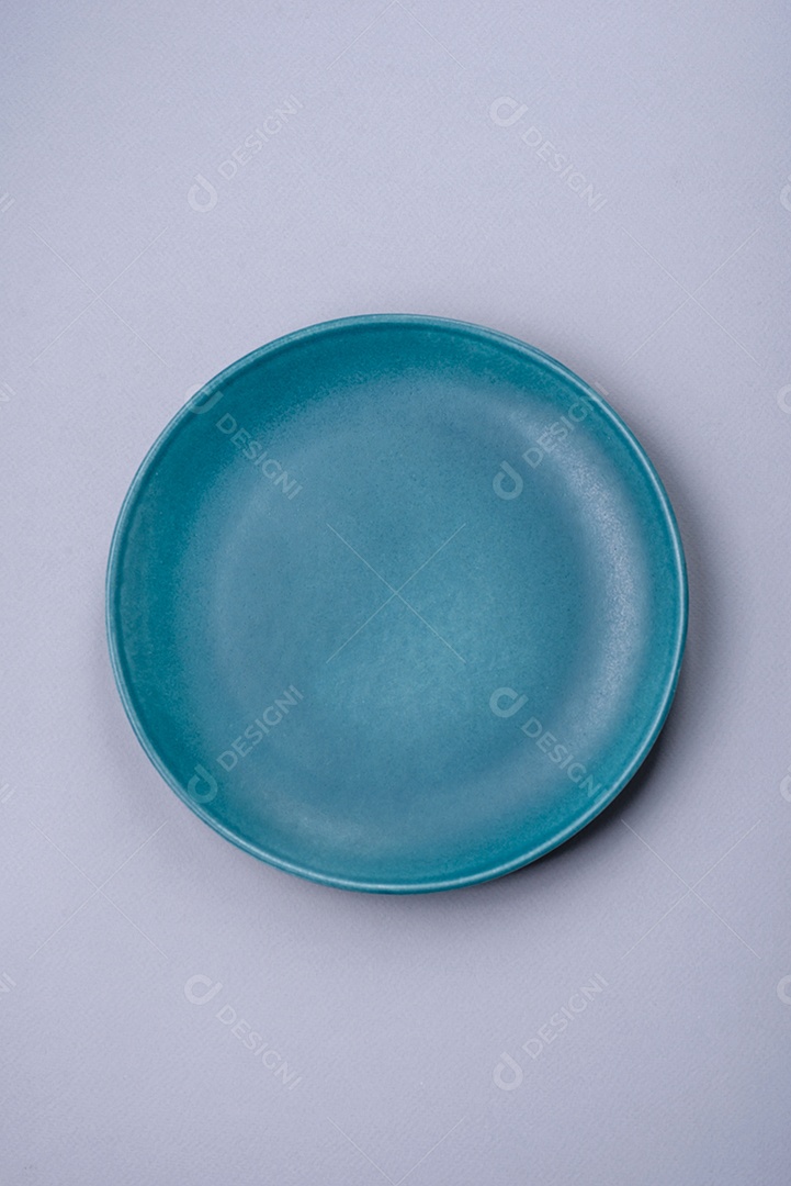 Um prato vazio sobre um fundo de concreto cinza. Cozinhar jantar em casa