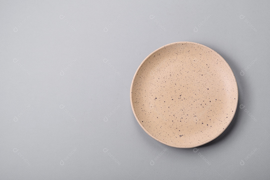 Um prato vazio sobre um fundo de concreto cinza. Cozinhar jantar em casa