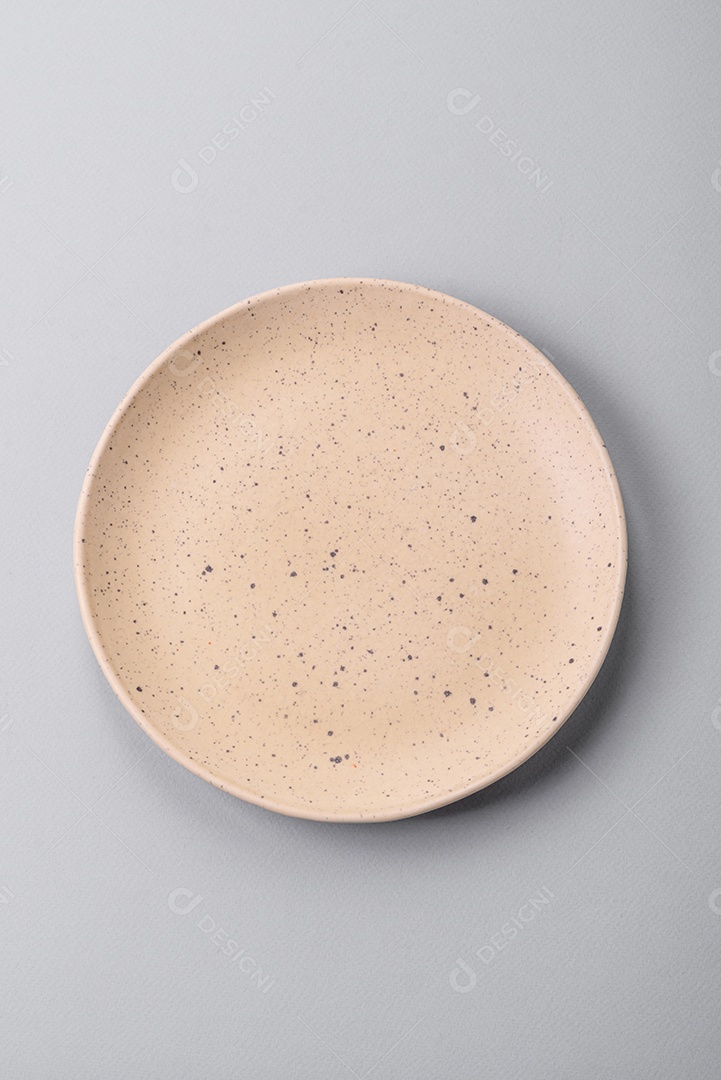 Um prato vazio sobre um fundo de concreto cinza. Cozinhar jantar em casa