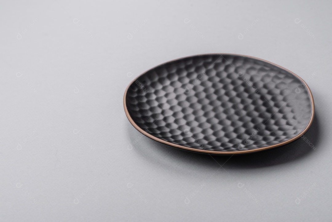 Um prato vazio sobre um fundo de concreto cinza. Cozinhar jantar em casa