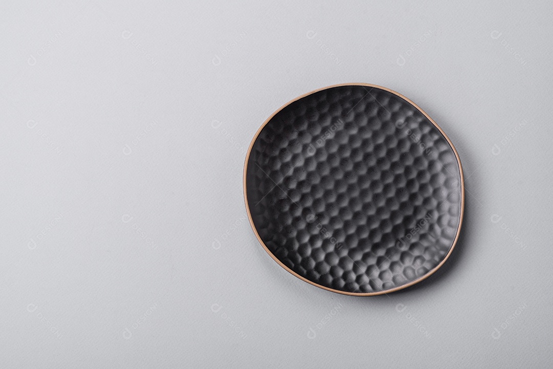 Um prato vazio sobre um fundo de concreto cinza. Cozinhar jantar em casa