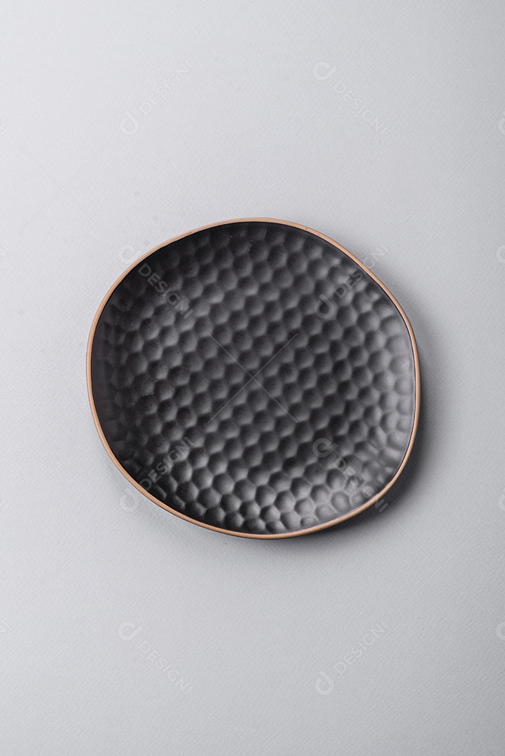 Um prato vazio sobre um fundo de concreto cinza. Cozinhar jantar em casa