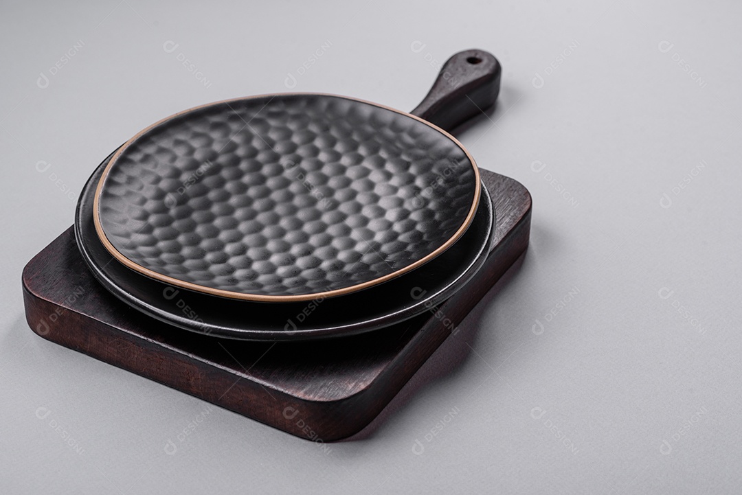 Um prato vazio sobre um fundo de concreto cinza. Cozinhar jantar em casa