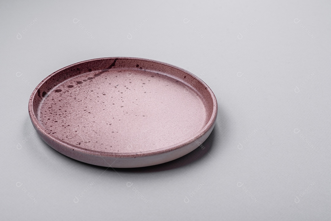 Um prato vazio sobre um fundo de concreto cinza. Cozinhar jantar em casa