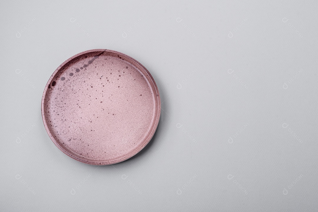 Um prato vazio sobre um fundo de concreto cinza. Cozinhar jantar em casa