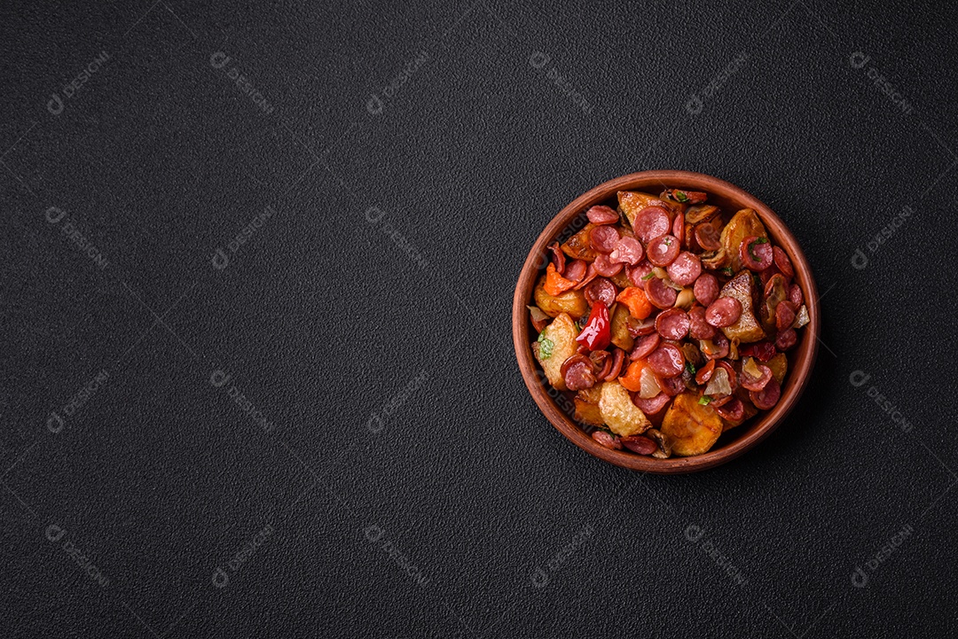 Deliciosos legumes grelhados, batatas, tomates, pimentões, berinjela com sal, especiarias e ervas em um fundo escuro de concreto