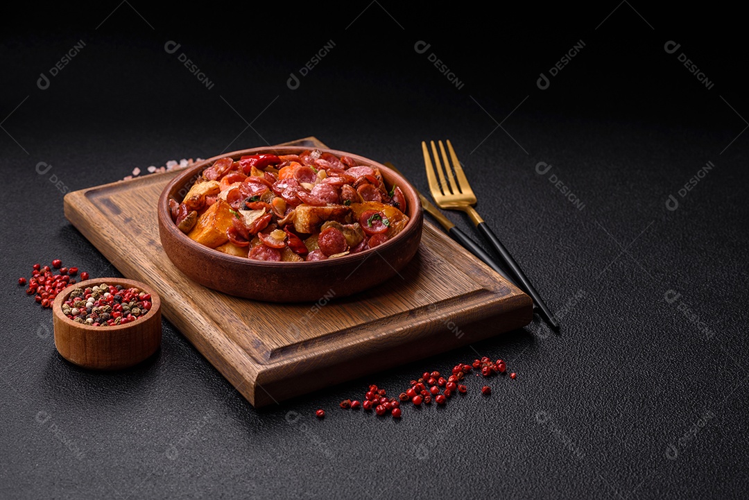 Deliciosos legumes grelhados, batatas, tomates, pimentões, berinjela com sal, especiarias e ervas em um fundo escuro de concreto