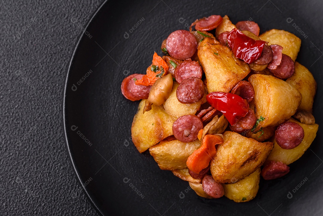 Deliciosos legumes grelhados, batatas, tomates, pimentões, berinjela com sal, especiarias e ervas em um fundo escuro de concreto