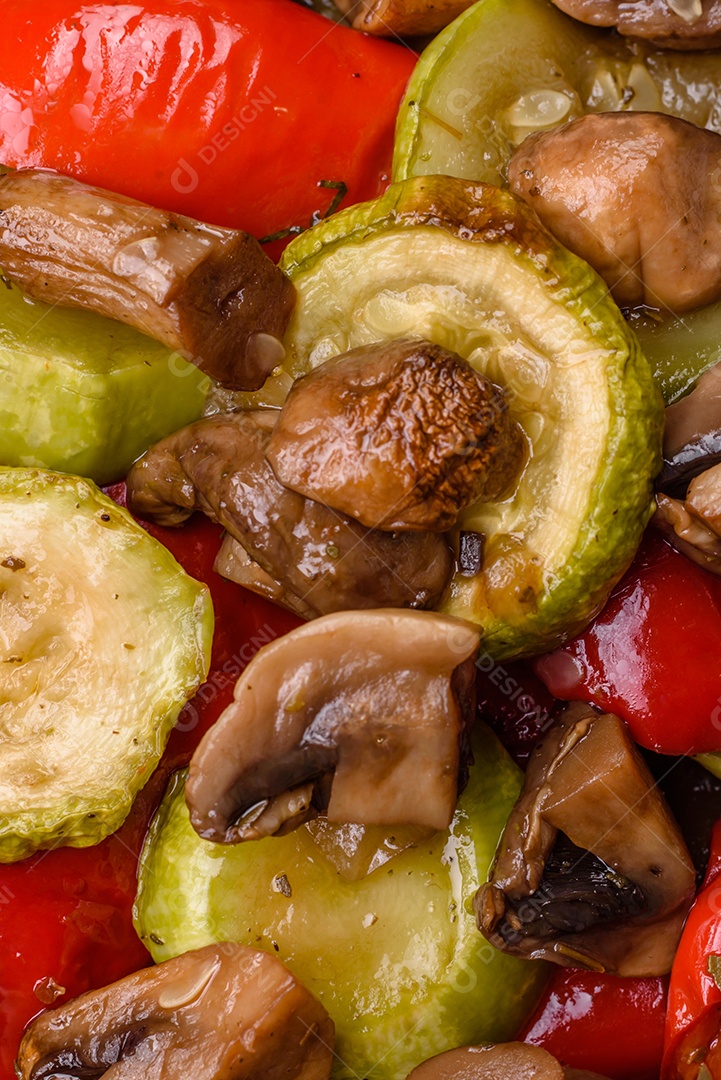 Deliciosos legumes grelhados, batatas, tomates, pimentões, berinjela com sal, especiarias e ervas em um fundo escuro de concreto