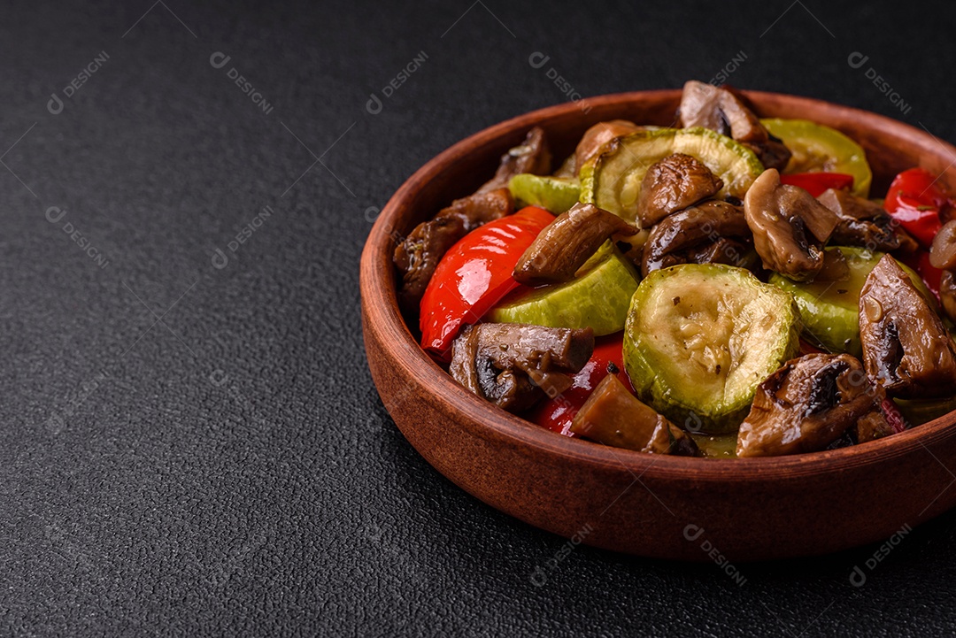 Deliciosos legumes grelhados, batatas, tomates, pimentões, berinjela com sal, especiarias e ervas em um fundo escuro de concreto