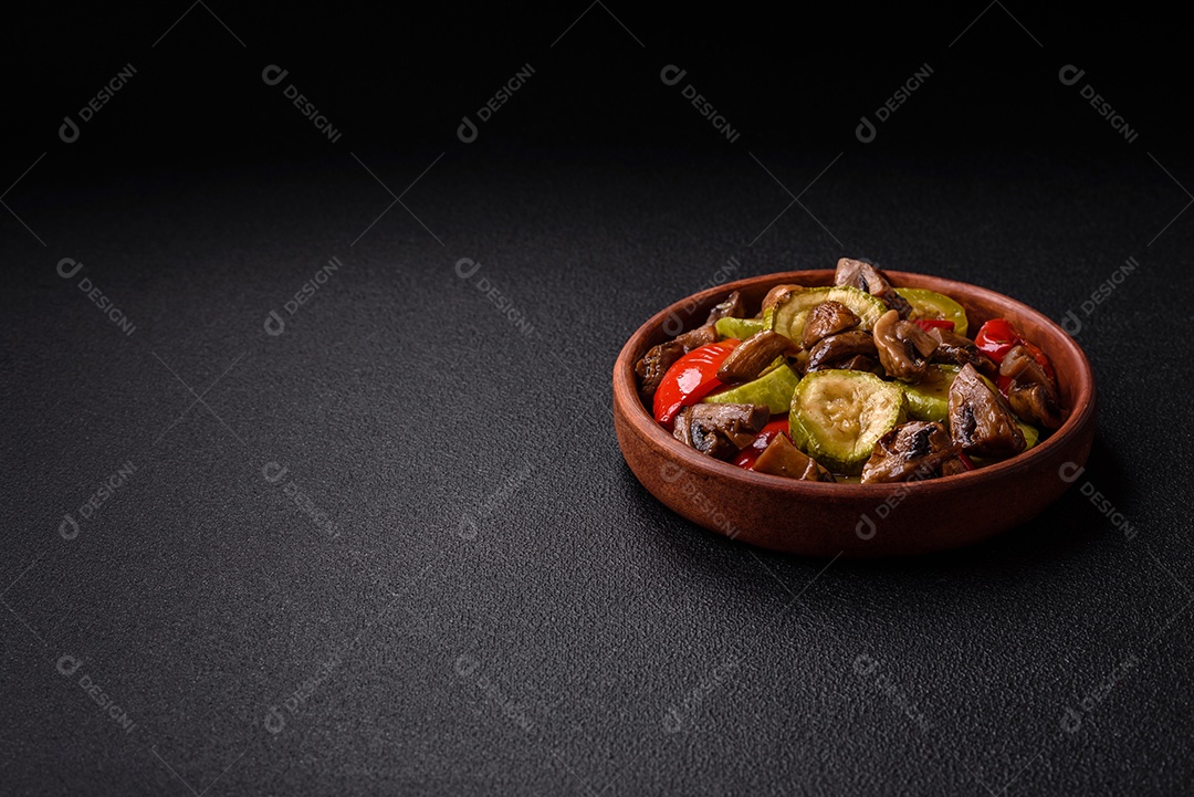 Deliciosos legumes grelhados, batatas, tomates, pimentões, berinjela com sal, especiarias e ervas em um fundo escuro de concreto