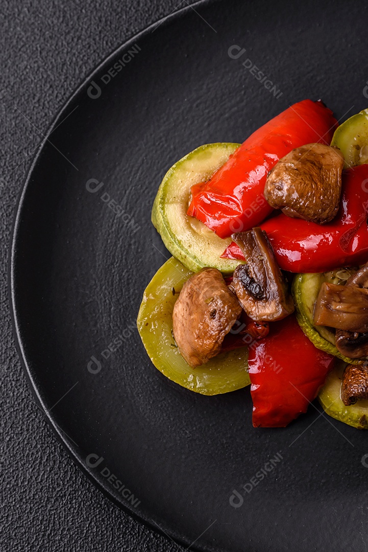 Deliciosas abobrinhas frescas grelhadas, pimentões, cogumelos e cebolas assadas na grelha com sal, especiarias e ervas