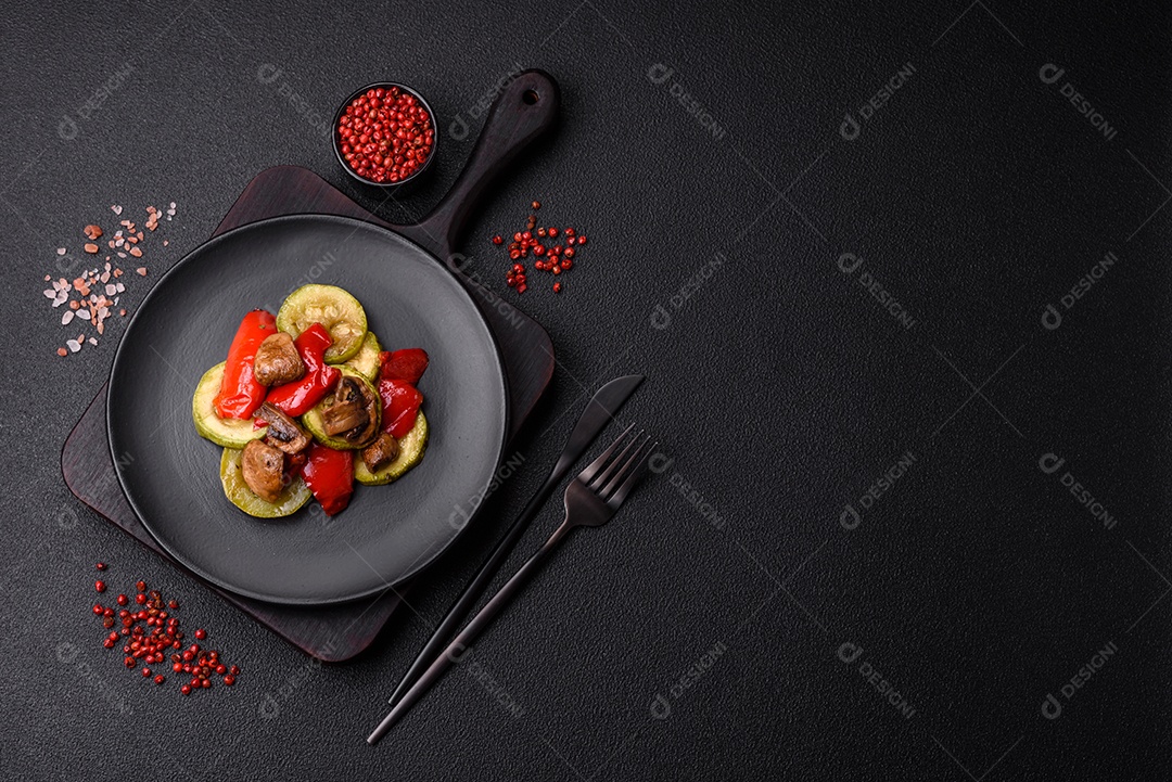 Deliciosas abobrinhas frescas grelhadas, pimentões, cogumelos e cebolas assadas na grelha com sal, especiarias e ervas