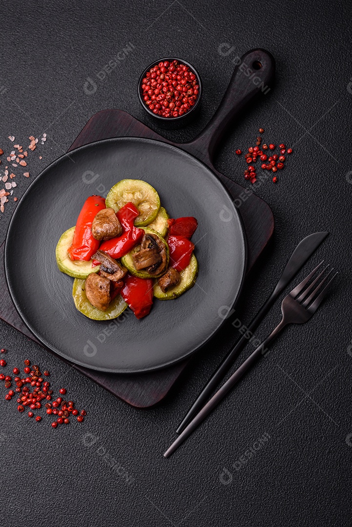 Deliciosas abobrinhas frescas grelhadas, pimentões, cogumelos e cebolas assadas na grelha com sal, especiarias e ervas