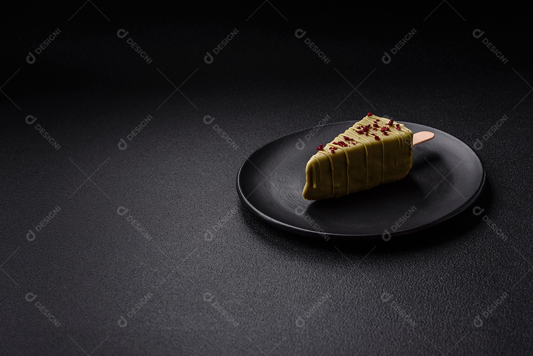 Delicioso cheesecake doce com frutas cobertas de glacê com uma vara de madeira sobre um fundo escuro de concreto