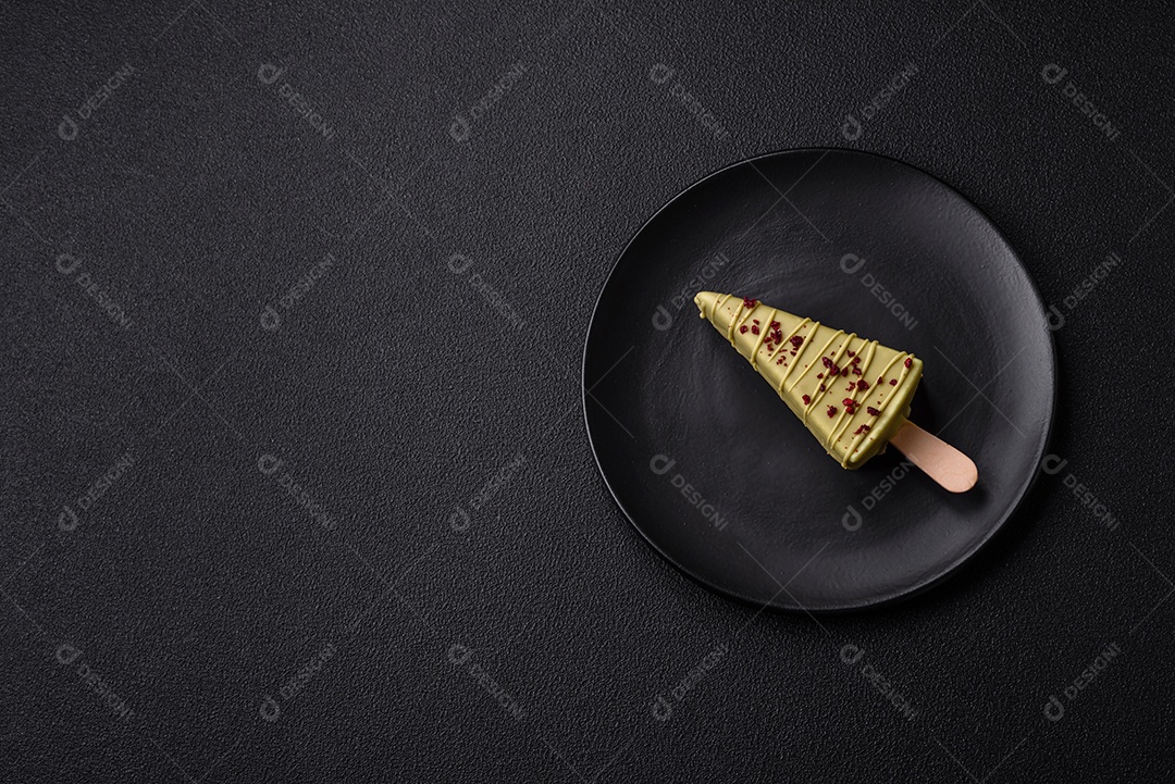 Delicioso cheesecake doce com frutas cobertas de glacê com uma vara de madeira sobre um fundo escuro de concreto