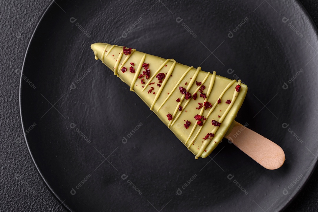 Delicioso cheesecake doce com frutas cobertas de glacê com uma vara de madeira sobre um fundo escuro de concreto