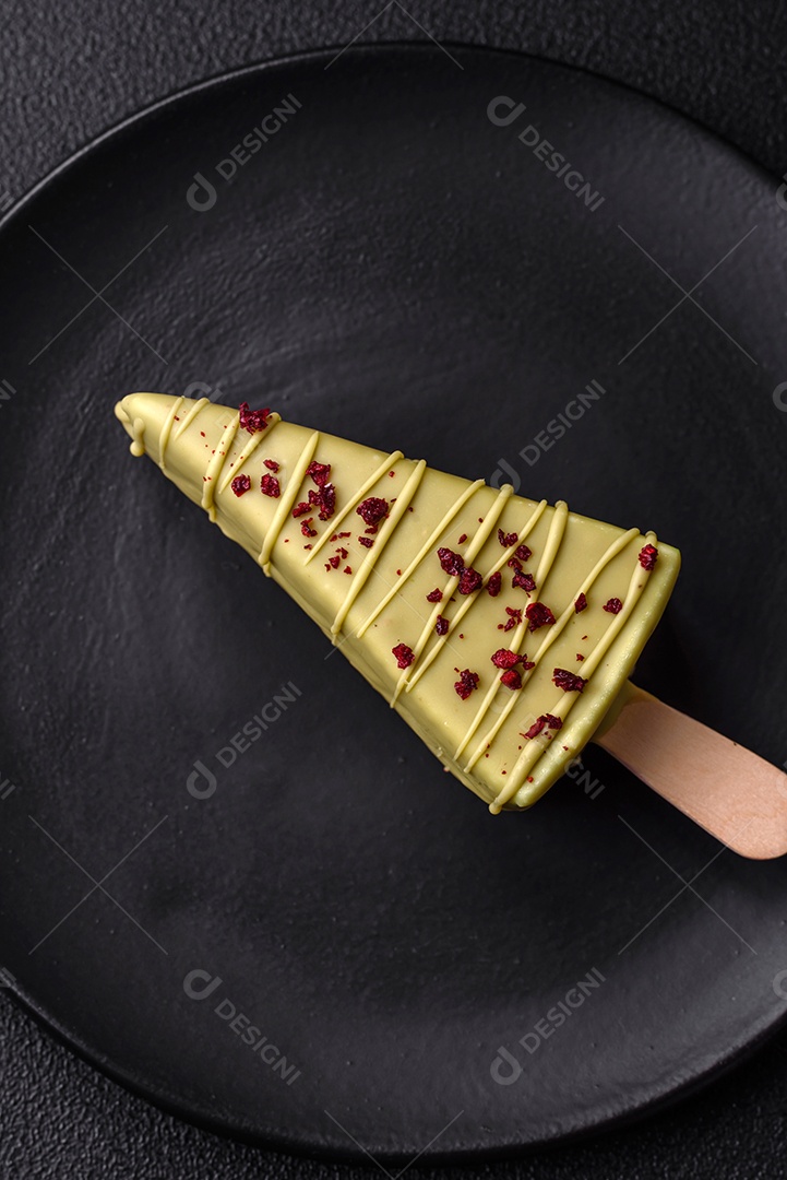 Delicioso cheesecake doce com frutas cobertas de glacê com uma vara de madeira sobre um fundo escuro de concreto