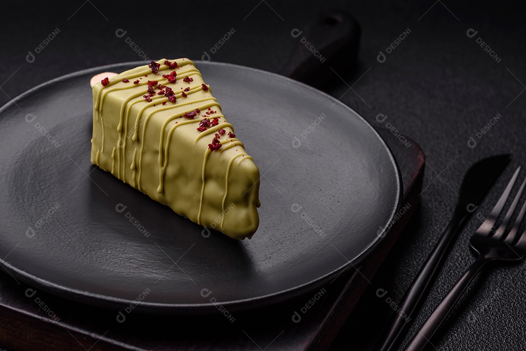 Delicioso cheesecake doce com frutas cobertas de glacê com uma vara de madeira sobre um fundo escuro de concreto