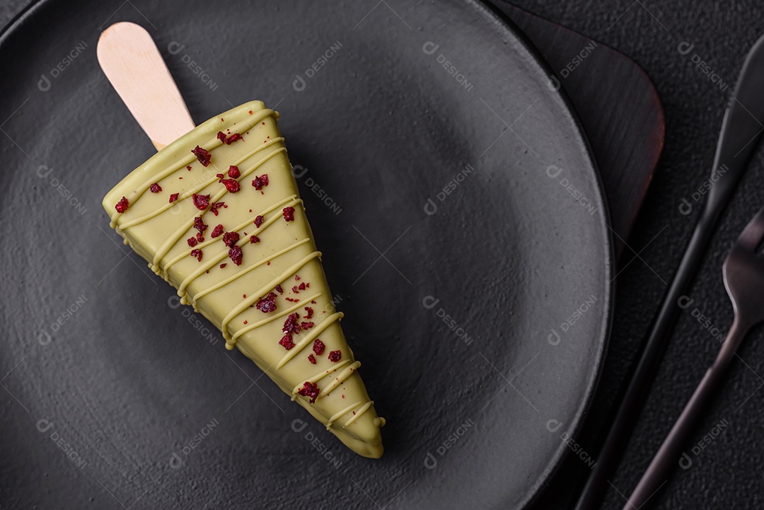 Delicioso cheesecake doce com frutas cobertas de glacê com uma vara de madeira sobre um fundo escuro de concreto
