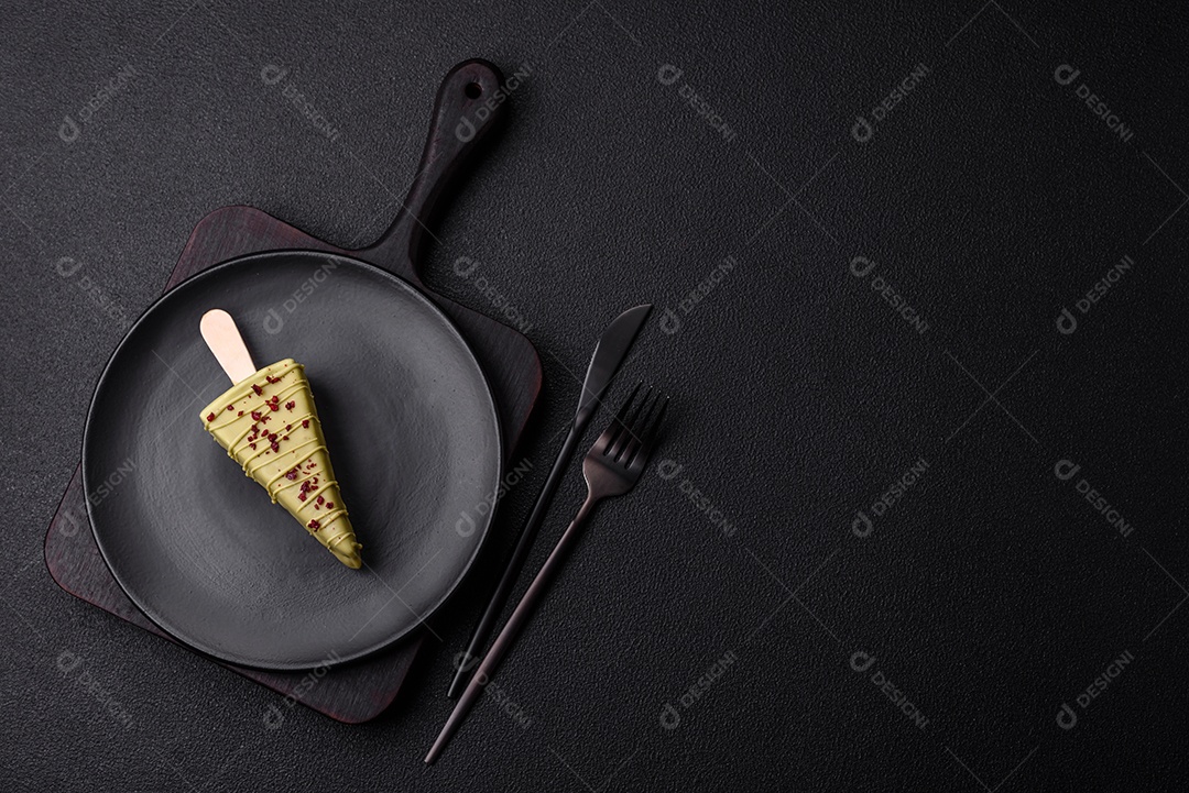 Delicioso cheesecake doce com frutas cobertas de glacê com uma vara de madeira sobre um fundo escuro de concreto