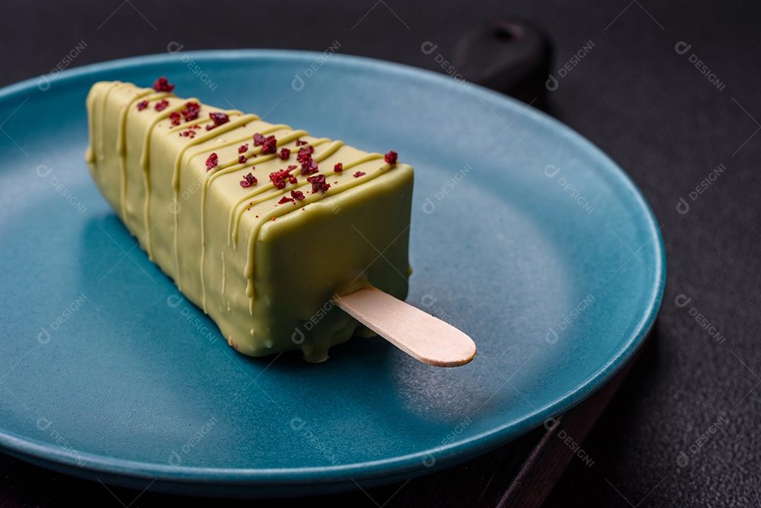 Delicioso cheesecake doce com frutas cobertas de glacê com uma vara de madeira sobre um fundo escuro de concreto