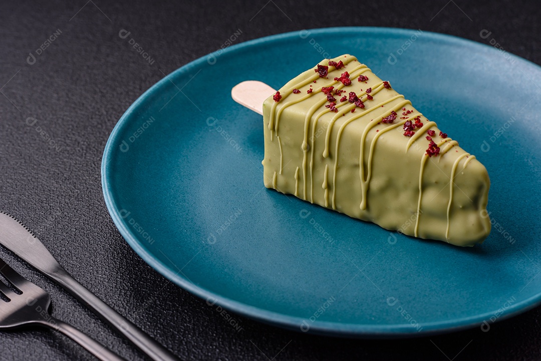 Delicioso cheesecake doce com frutas cobertas de glacê com uma vara de madeira sobre um fundo escuro de concreto