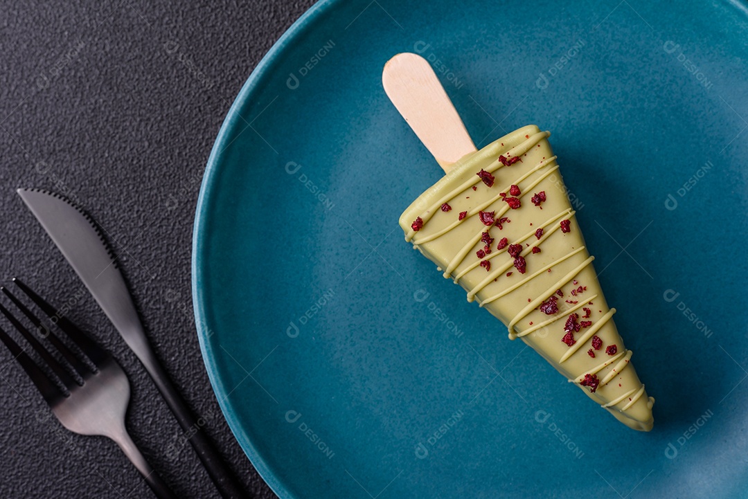 Delicioso cheesecake doce com frutas cobertas de glacê com uma vara de madeira sobre um fundo escuro de concreto