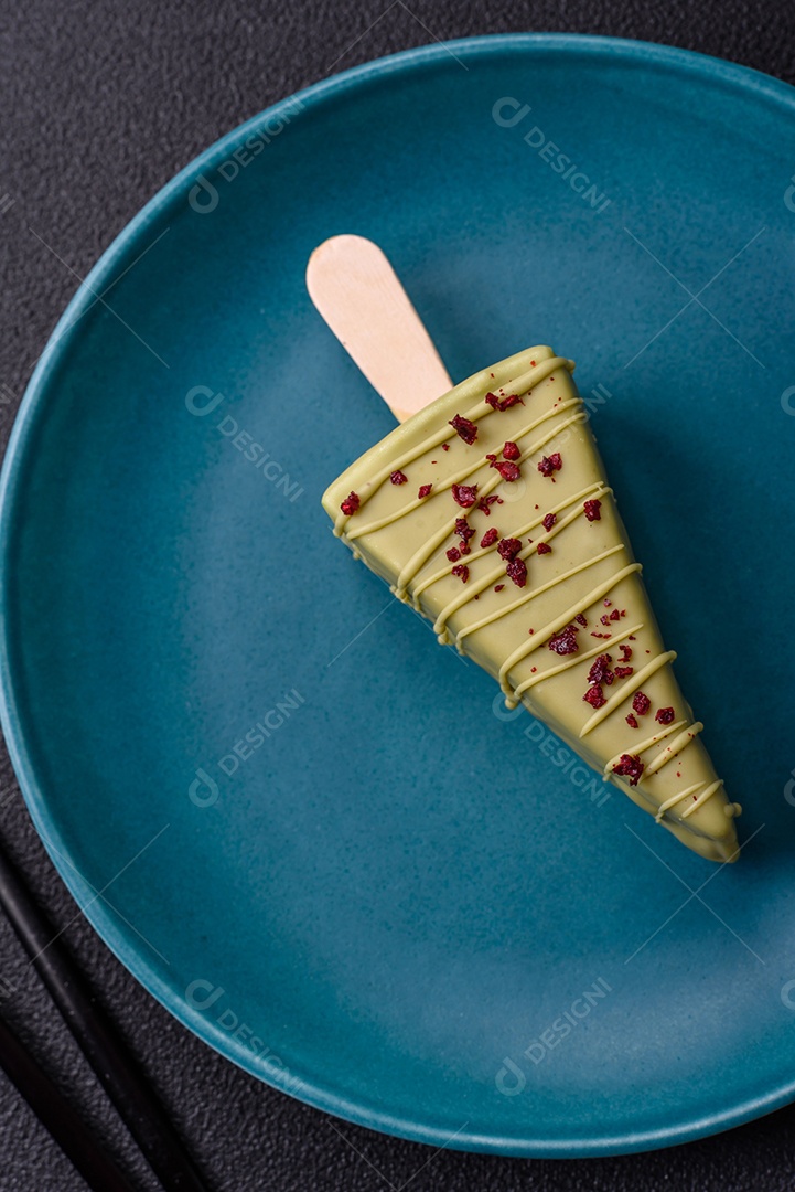 Delicioso cheesecake doce com frutas cobertas de glacê com uma vara de madeira sobre um fundo escuro de concreto