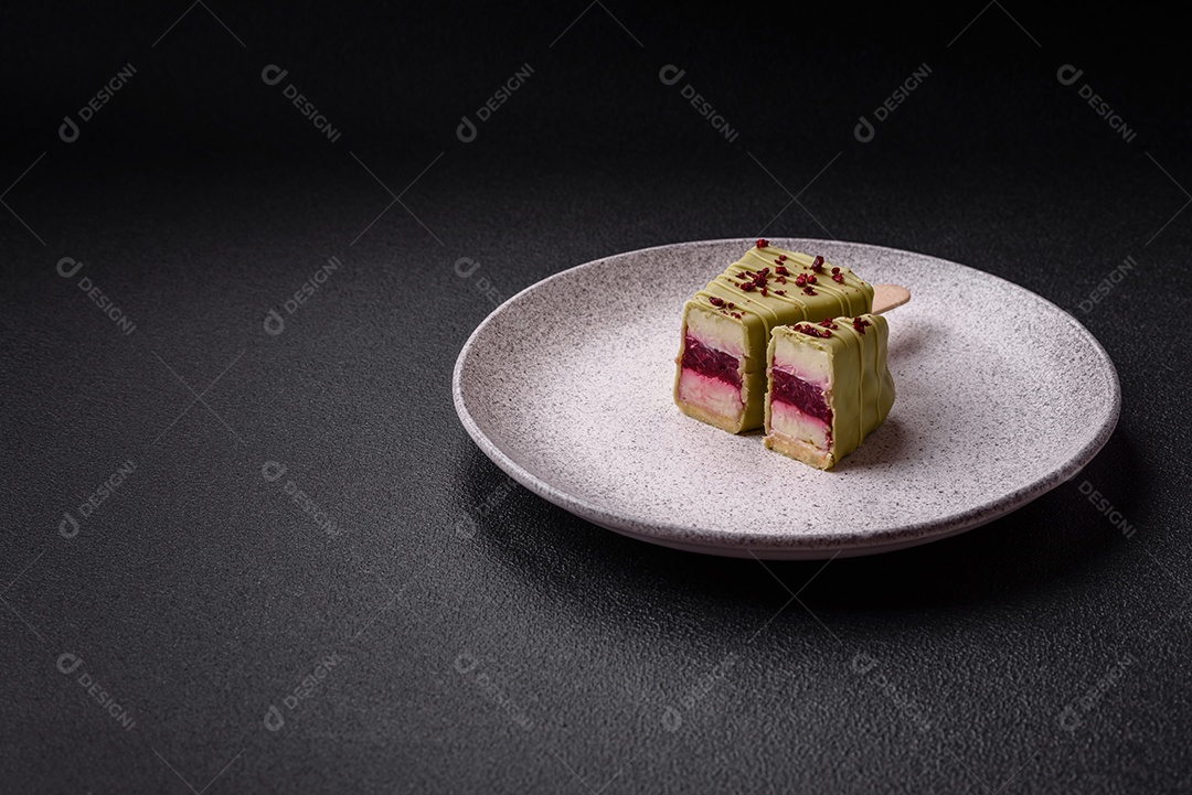 Delicioso cheesecake doce com frutas cobertas de glacê com uma vara de madeira sobre um fundo escuro de concreto