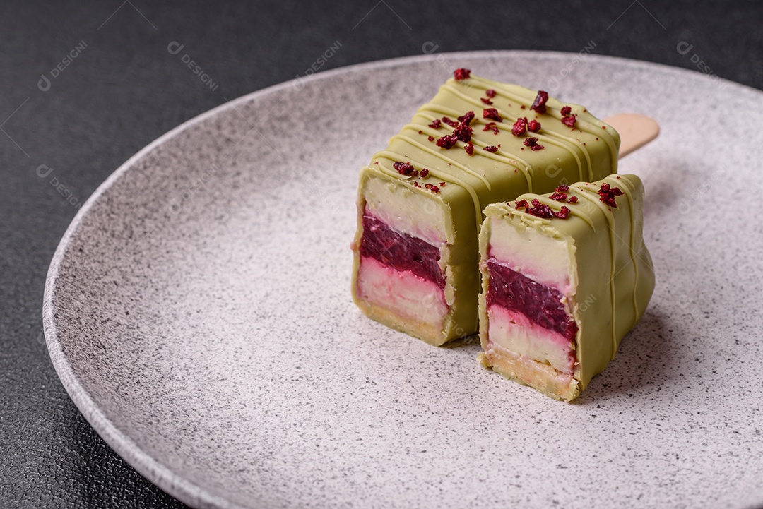 Delicioso cheesecake doce com frutas cobertas de glacê com uma vara de madeira sobre um fundo escuro de concreto