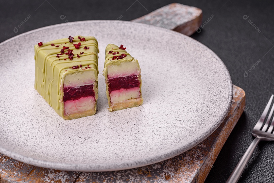 Delicioso cheesecake doce com frutas cobertas de glacê com uma vara de madeira sobre um fundo escuro de concreto