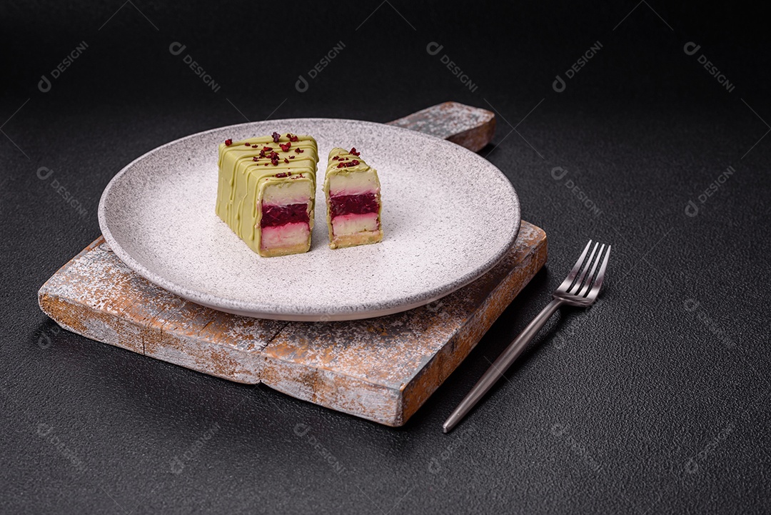 Delicioso cheesecake doce com frutas cobertas de glacê com uma vara de madeira sobre um fundo escuro de concreto