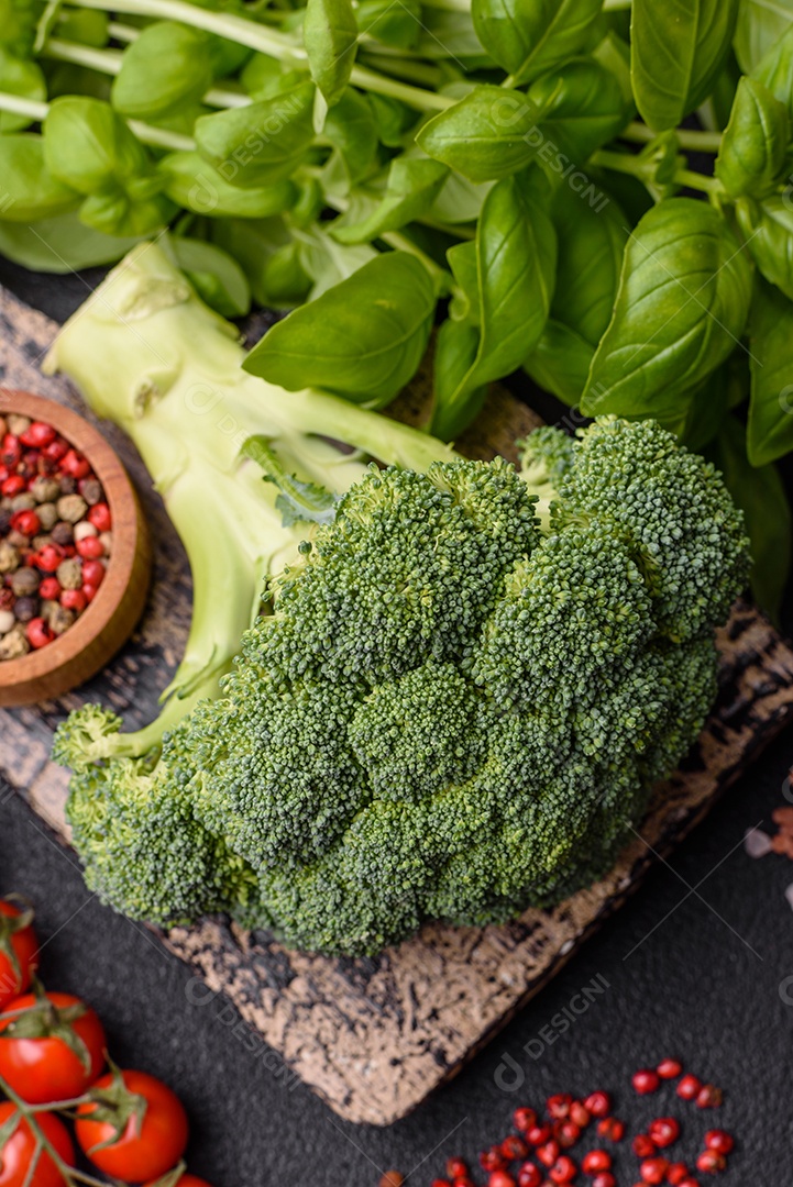 Manjericão de ervas frescas em forma de arbusto como ingrediente para cozinhar em casa sobre um fundo escuro de concreto