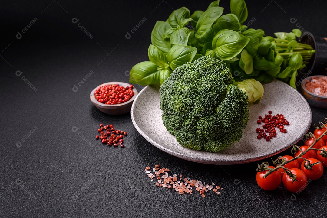 Manjericão de ervas frescas em forma de arbusto como ingrediente para cozinhar em casa sobre um fundo escuro de concreto