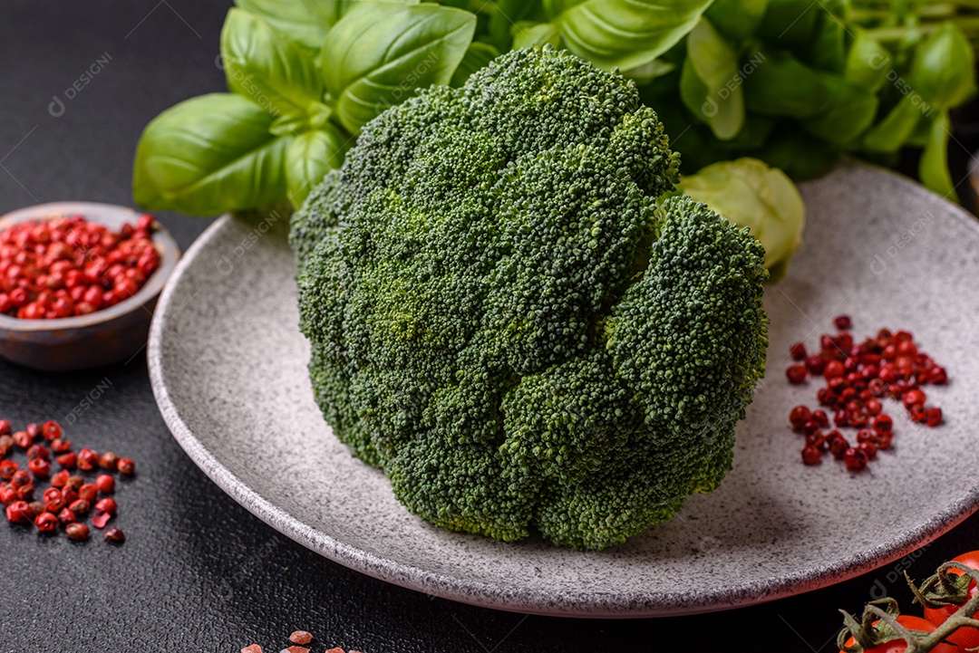 Manjericão de ervas frescas em forma de arbusto como ingrediente para cozinhar em casa sobre um fundo escuro de concreto