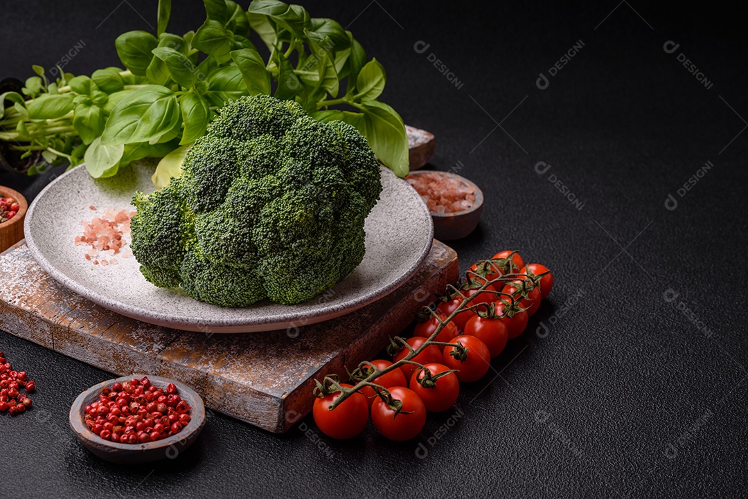 Manjericão de ervas frescas em forma de arbusto como ingrediente para cozinhar em casa sobre um fundo escuro de concreto