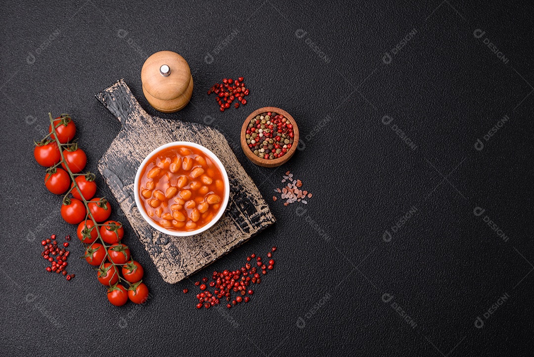 Delicioso feijão enlatado nutritivo com tomate, com sal e temperos como complemento de alto teor calórico para o café da manhã
