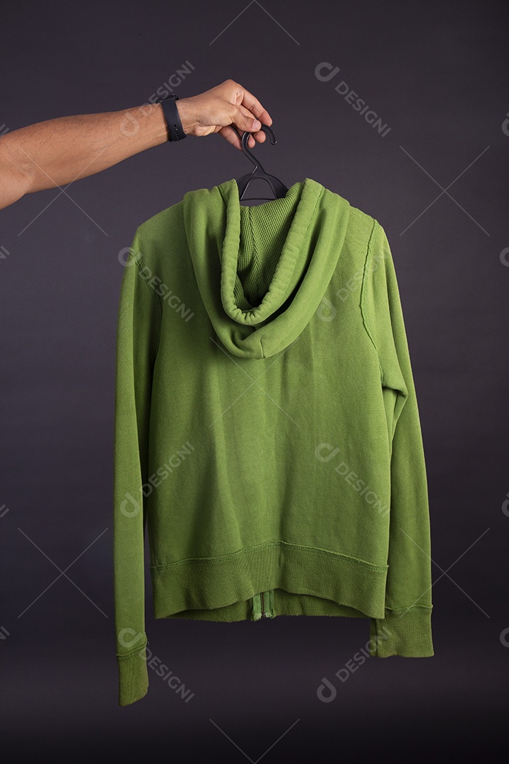 Mãos de pessoas segurando peça de roupa