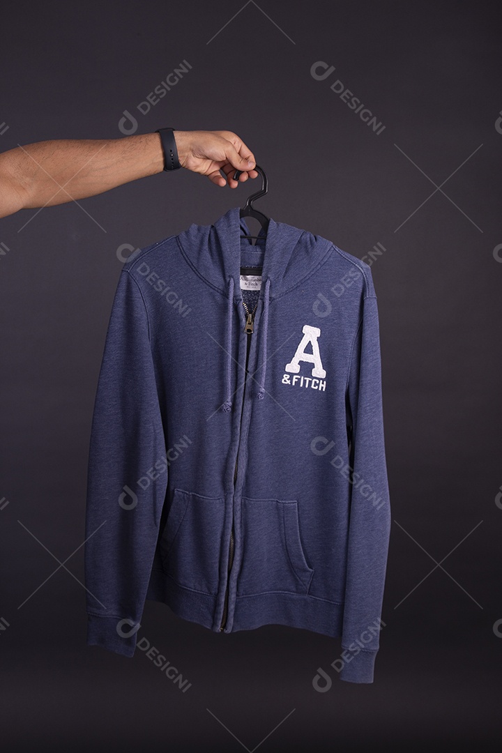 Mãos de pessoas segurando peça de roupa