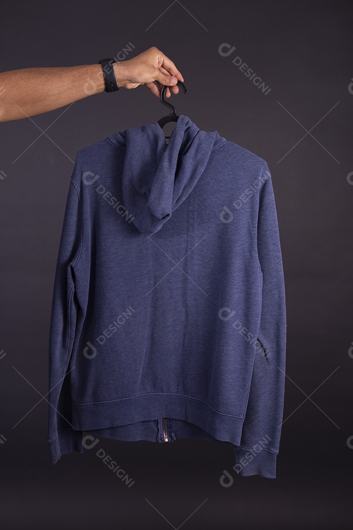 Mãos de pessoas segurando peça de roupa