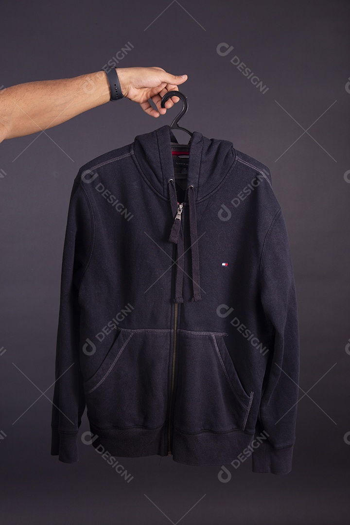 Mãos de pessoas segurando peça de roupa