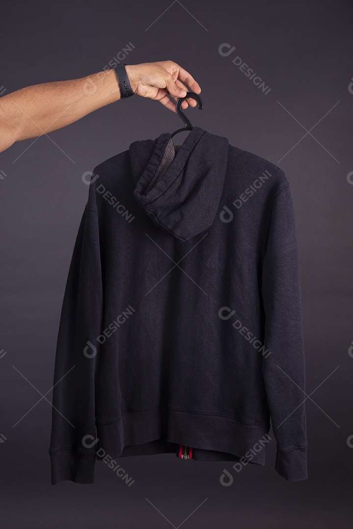 Mãos de pessoas segurando peça de roupa