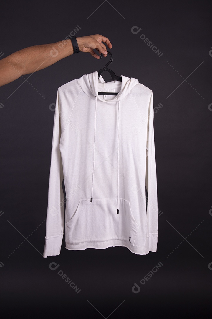 Mãos de pessoas segurando peça de roupa