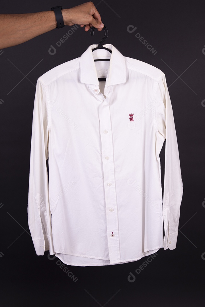 Mãos de pessoas segurando peça de roupa